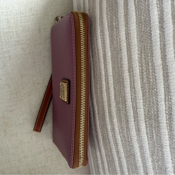 Dooney & Bourke Mauve Leather zip Wallet wristlet - Picture 5 of 7